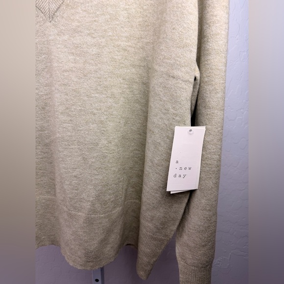 A New Day NWT Olive Green V-Neck Sweater Size Large - Picture 2 of 6